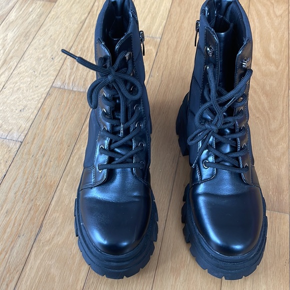 MARC FISHER AMITA LUGSOLE LACE UP BOOTIE. - Picture 3 of 7